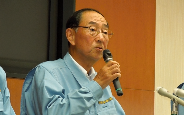 記者会見で東北電力のコメントを発表する安倍宣昭副社長、9月4日撮影