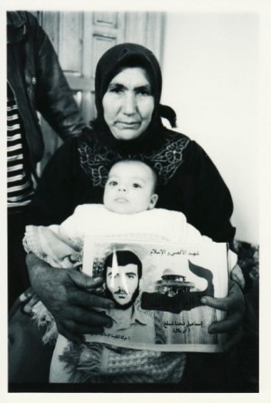 ▲殺された息子の死亡証明書と遺された孫を抱く祖母――2001年1月、ガザ