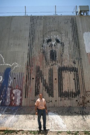 ▲高さ8メートルの分離壁がパレスチナを囲む 人々は「パレスチナ全体が出口のない監獄」だと口にする――2009年6月、カルキリヤ