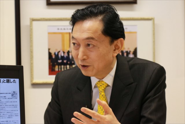▲岩上安身のインタビューに応える、鳩山由紀夫・元総理