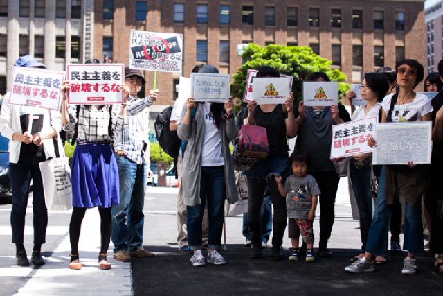 ▲神奈川県庁に集まり声をあげた抗議する市民たち