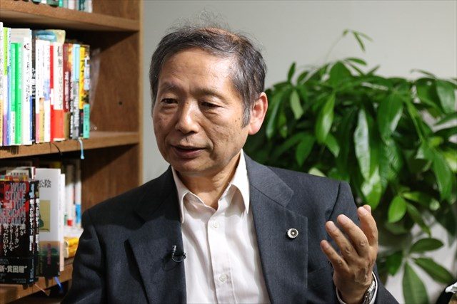 ▲岩上安身のインタビューに応える澤藤統一郎弁護士（2015年10月27日）