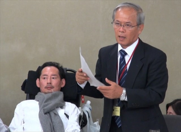 ▲岡部宏生氏（左）と金澤公明氏（右）（2013年11月1日、厚労省で）