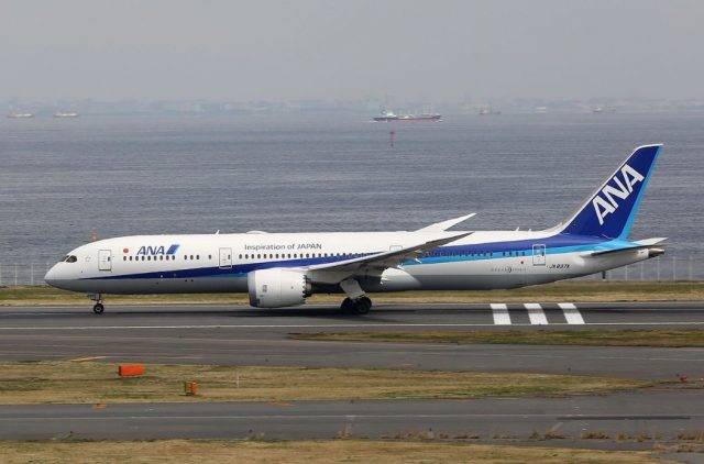 ▲羽田空港を離着陸する全日空の飛行機（Wikimedia Commons）