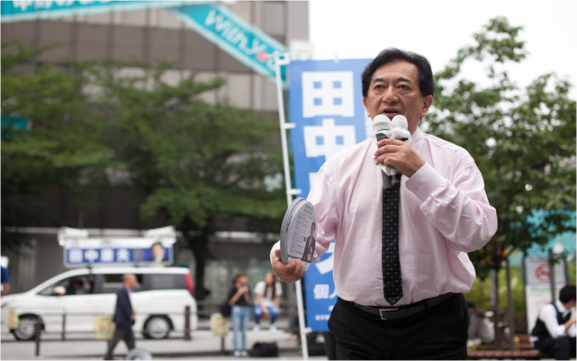 ▲中野駅前で街頭演説をする田中康夫候補