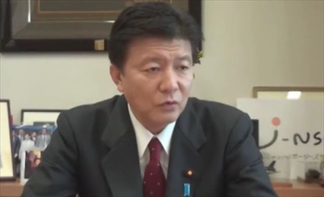 ▲岩上安身のインタビューに答える新藤義孝衆議院議員