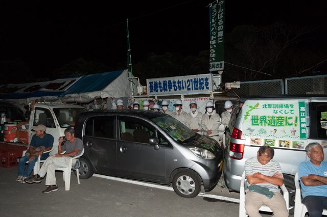 ▲AM3:53　N1ゲート前。暗闇の中、沖縄防衛局の職員が無言で居並ぶ。