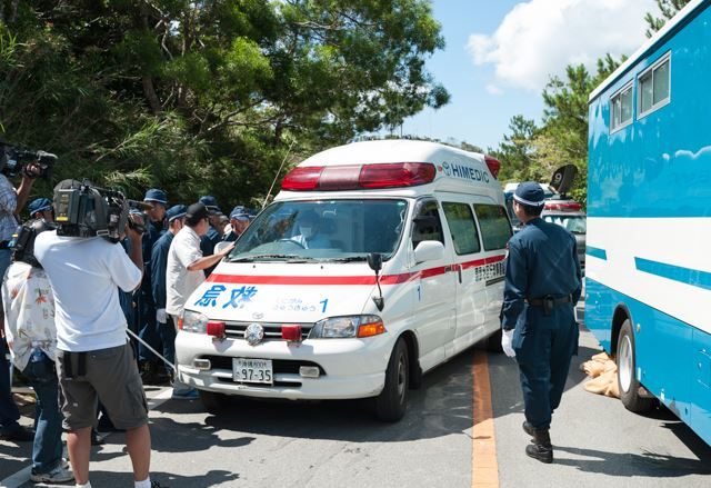 ▲AM10:16　3台目の救急車が到着した。激しいもみ合いの中で一人の女性の首が締まり、それを見た別の女性がショックで倒れ、一人の男性は複数箇所の傷を負った。
