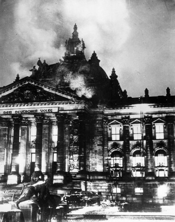 ▲炎上するドイツ国会議事堂（出典：WikimediaCommons）