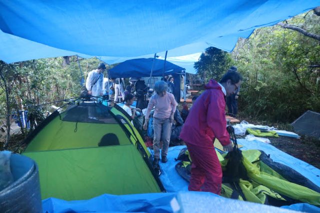 ▲N1裏テントの中にテントを張って夜を過ごした市民たち
