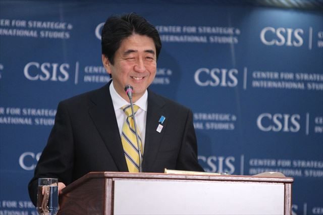 ▲CSISのロゴを背にした安倍晋三内閣総理大臣――2013年2月（Wikimedia Commonsより）