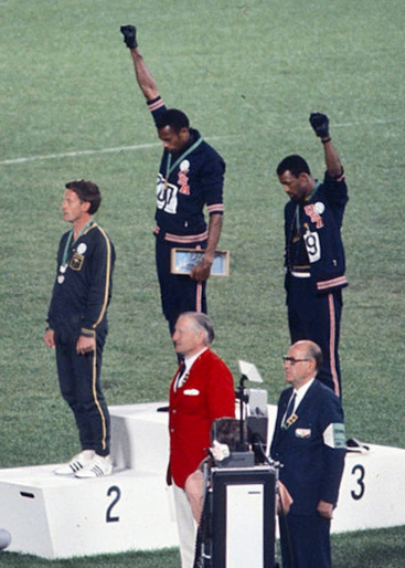 ▲表彰台上で米国の人種差別に抗議するピーター・ノーマン、トミー・スミス、ジョン・カーロス（左から）（写真はウィキメディアコモンズより転載）