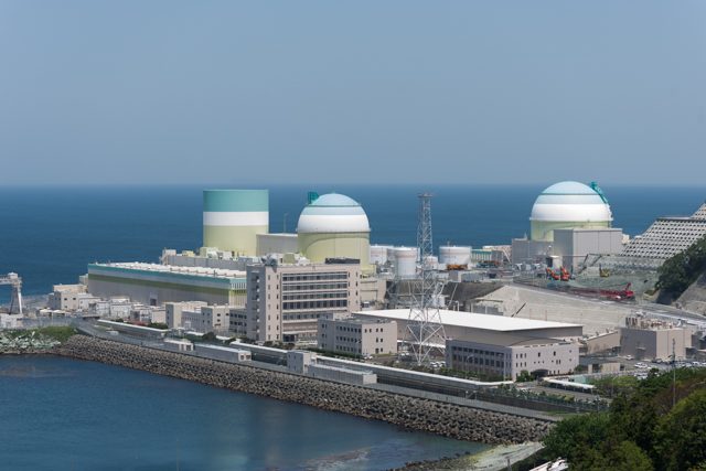 ▲四国電力伊方原子力発電所　左が廃炉になった1号機、右奥が再稼動する3号機