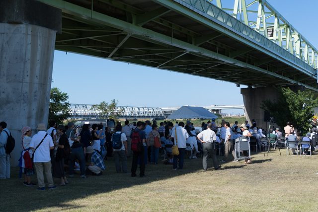 ▲300人ほどが集まった荒川河川敷での追悼式