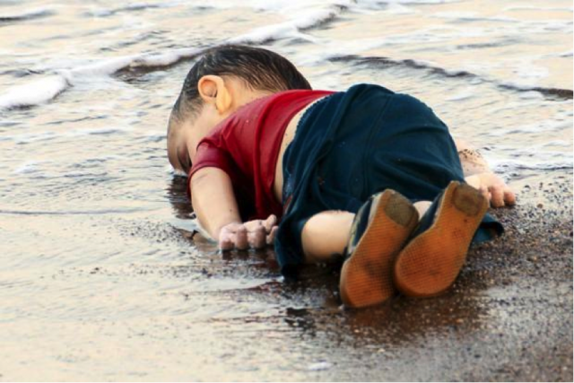 ▲水死したシリア難民のアイラン・クルディちゃん（写真：Nilufer Demir）