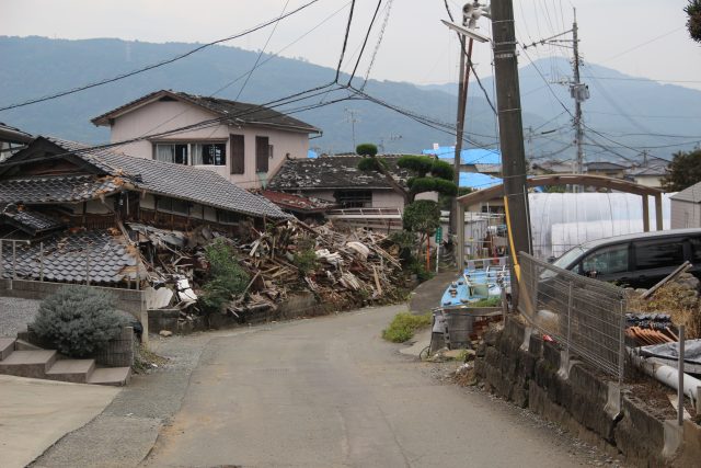 ▲益城町の様子（2016年10月31日撮影）。2016年4月の地震で倒壊した家屋の多くが、まだそのままの姿で残っている。