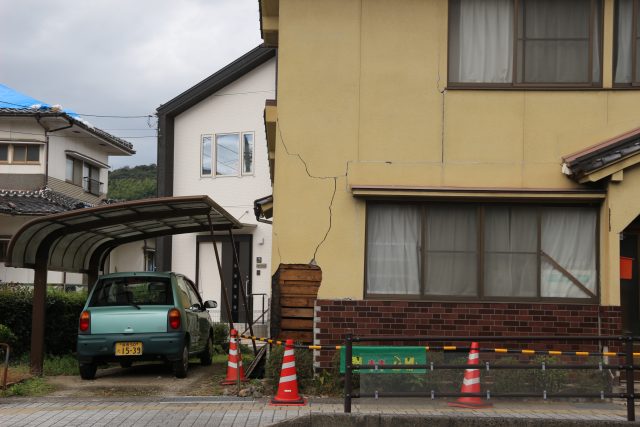▲ひびが入った家屋。10月28日に発表された内閣府の報告によると、今回の地震によって鳥取県内では全壊が2棟、半壊が3棟、一部損壊が2644棟、報告されている。