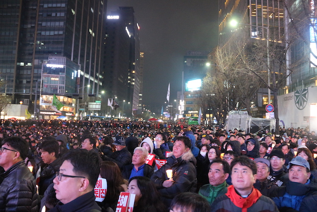▲11月26日（土）に行われた大規模抗議集会では、ソウル中心部に150万（主催者発表）が結集。1987年の民主化運動以降で最大規模となった。