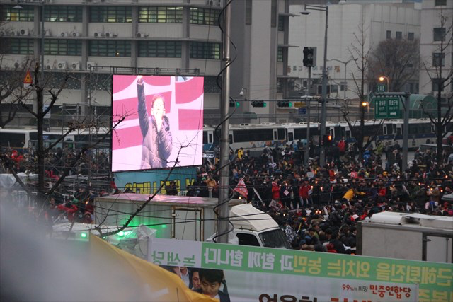 ▲光化門広場にメインステージが組まれ、それを映し出す巨大スクリーンがあちこちに設営されている。
