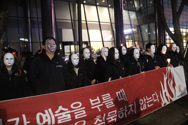▲韓国の芸大生たち。横断幕のメッセージは「時代が芸術を呼ぶ時、芸術は沈黙しない」
