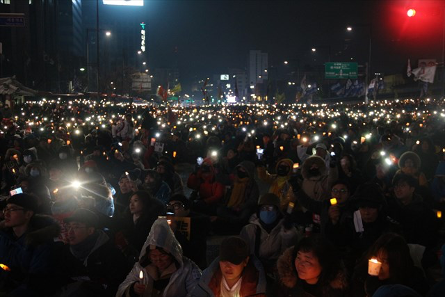 ▲20時になると、150万人の参加者たちが一斉にキャンドルの火を消し、1分後に再びつけた。「光は、闇に勝つ」の合言葉を象徴し、朴槿恵大統領が退陣するまでは、抗議の火が消えることはないとの意思表示だ。