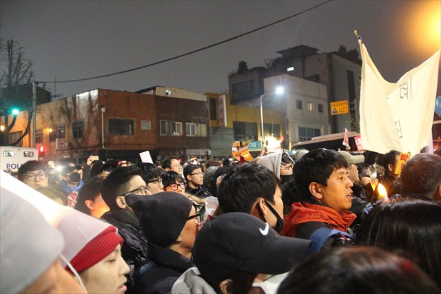 ▲メインステージでの集会が終わった後、韓国の大統領官邸である青瓦台に向かって、行進を始める市民たち。