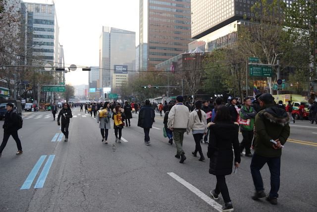 ▲メインの抗議集会が行われる光化門広場へ向かう市民たち。広場付近の国道は開放されている。