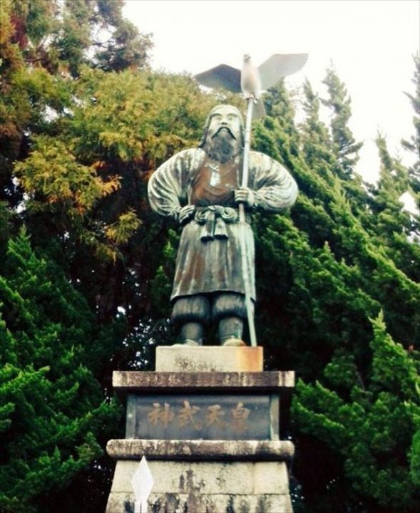 ▲徳島市にある神武天皇像（写真・Wikipedia）