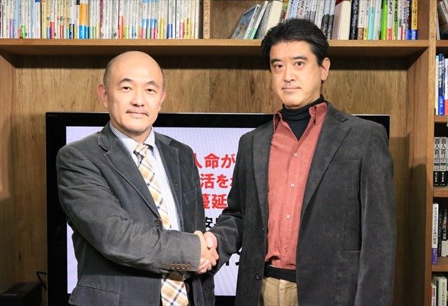 ▲インタビュー終了後に握手を交わすIWJ代表・岩上安身（左）と『日本会議 戦前回帰への情念』著者の山崎雅弘氏