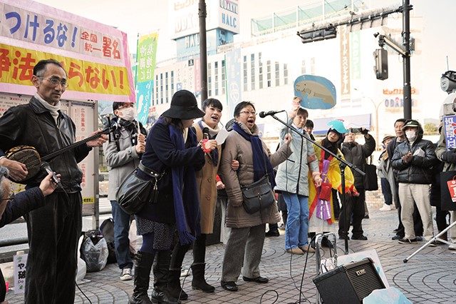 ▲菱山菜穂子氏（中央）と街宣チームのメンバー