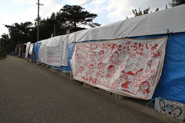 ▲キャンプ・シュワブ前に並ぶ辺野古テント（2016年12月16日、IWJ記者撮影）