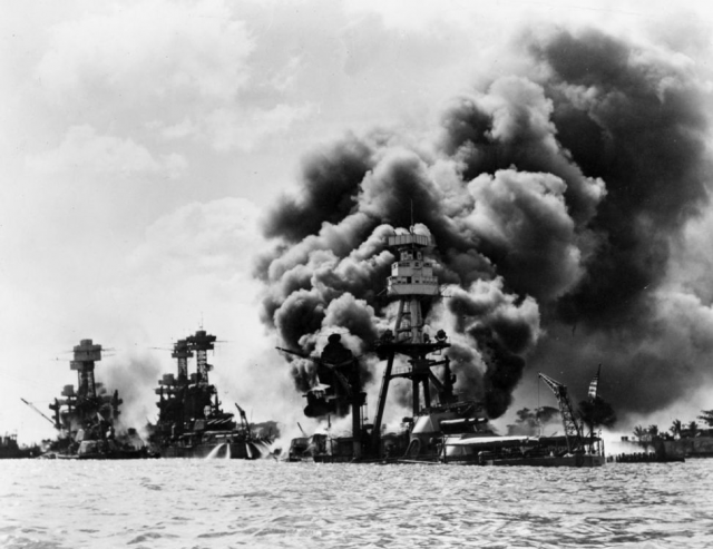▲1941年12月8日に行われた真珠湾攻撃の様子。炎上しているのは米戦艦「アリゾナ」（写真：Wikipedia）