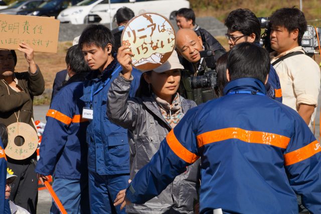 ▲起工式の会場入りをＪＲ東海職員（青いジャケット）たちに阻まれても抗議を続ける住民。