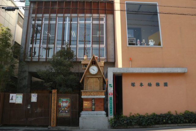 ▲塚本幼稚園正面。神輿のような時計台が目に入る