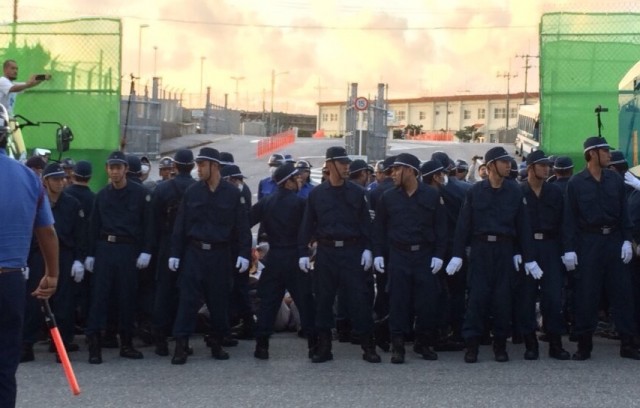 警官が熱くなってどうする 警視庁から100人以上の機動隊が投入された辺野古ゲート前 衝突は激化の一途 統率のとれない状態での投入は非常に危険 Iwj Independent Web Journal