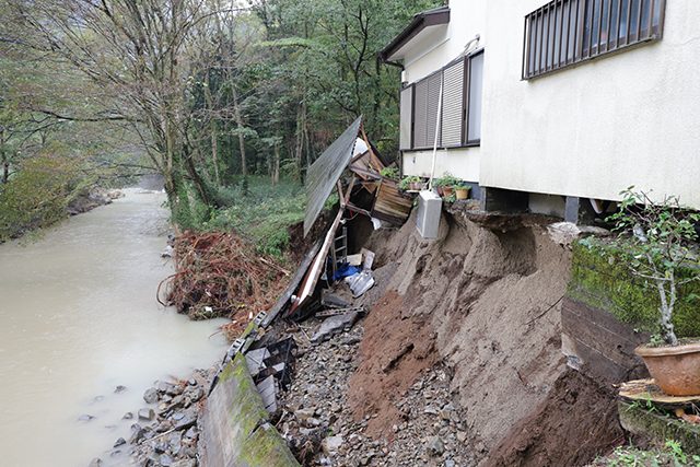 多摩川の支流 北浅川が氾濫し膝まで浸水した上に土砂崩れで民家が埋まった 役所の助けもなく泥をかきだす住民 10 17東京都八王子市下恩方 台風19号の影響 Iwjスタッフレポートno 7 Iwj Independent Web Journal